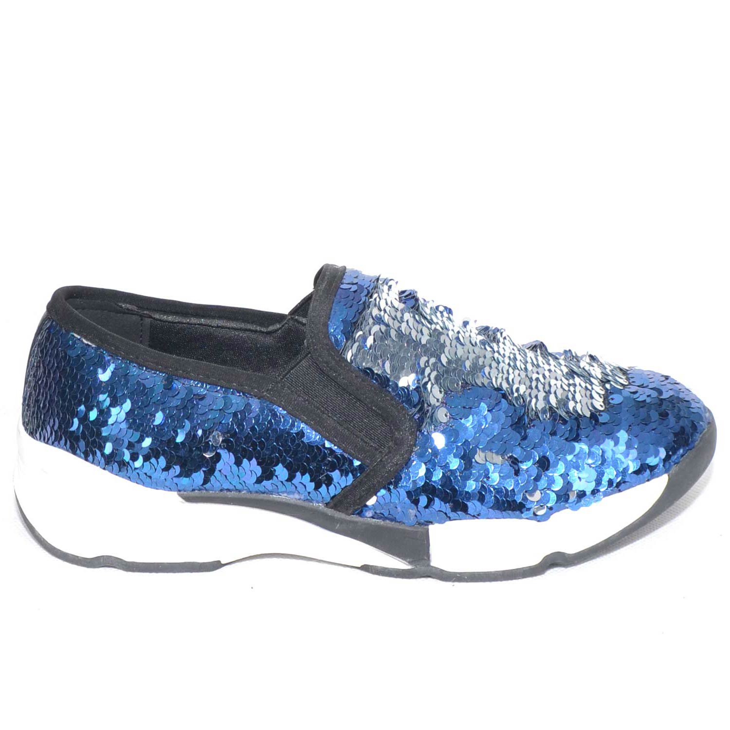 Sneakers bassa in paillettes argento e blu rivoltabili con fondo plat bicolore.