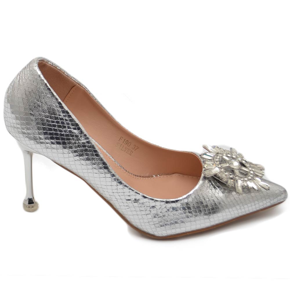 Decolette' scarpa donna in laminato lucido cocco argento gioiello spilla bussola argento in punta tacco sottile 12 cm.