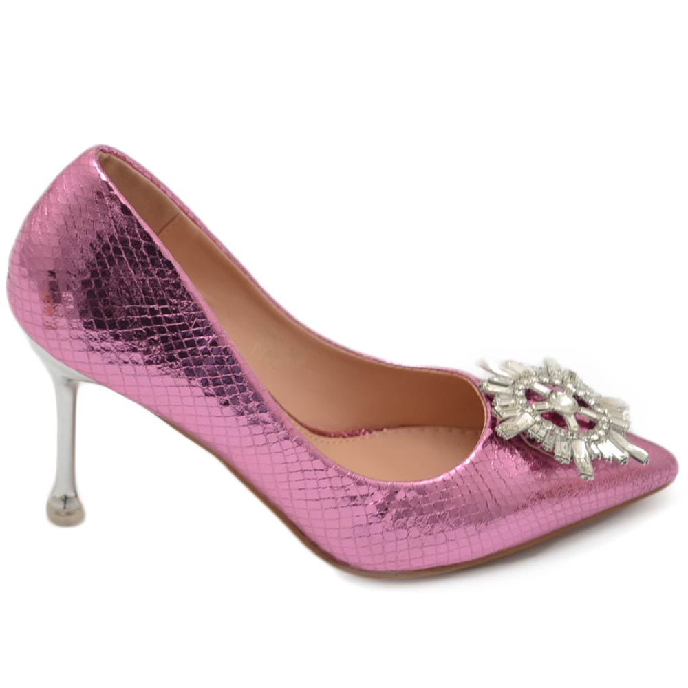 Decolette' scarpa donna in laminato lucido cocco fucsi rosa gioiello spilla bussola argento in punta tacco sottile 12 cm.