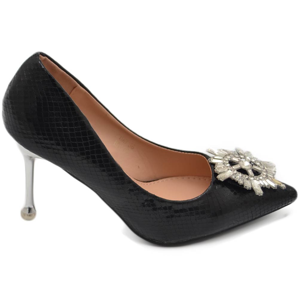 Decolette' scarpa donna in laminato lucido cocco nero gioiello spilla bussola argento in punta tacco sottile 12 cm.