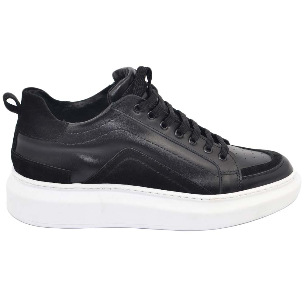 Sneakers bassa uomo in vera pelle nera e riporti nero camoscio a contrasto fondo vale bianco moda business man comfort.