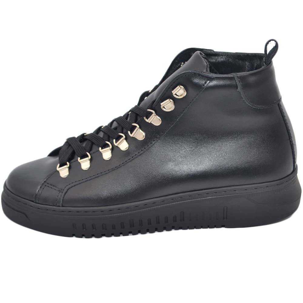 Sneakers uomo alta nera in vera pelle vitello nero con ganci in acciaio clip lacci fondo army nero made in italy.