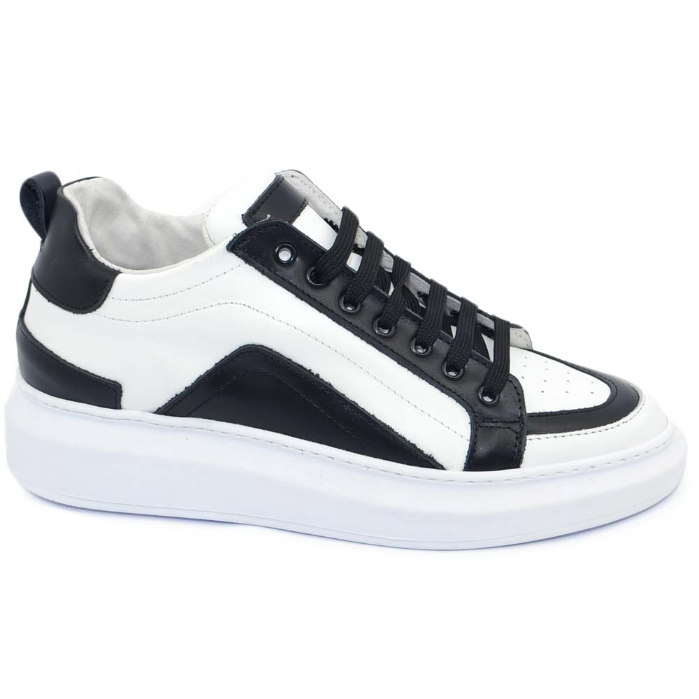 Sneakers bassa uomo in vera pelle bianca e riporti neri a contrasto fondo vale bianco moda business man comfort.