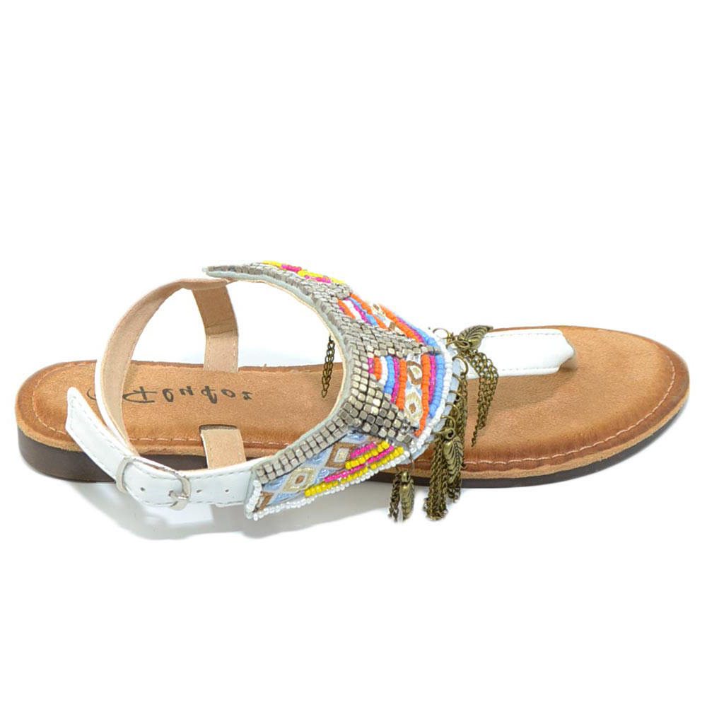 Sandalo basso ibiza bianco basso infradito con frange, corallini e piume allacciato alla caviglia moda comfort estate