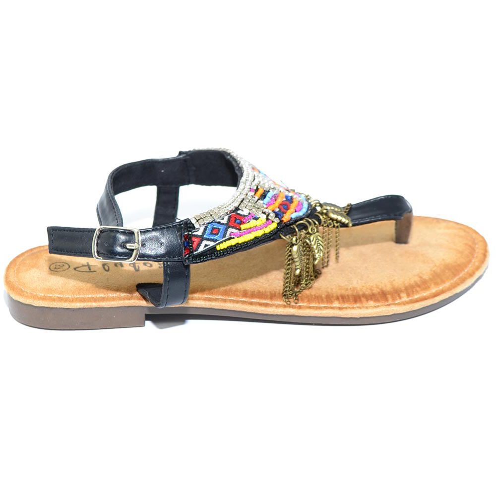 Sandalo basso ibiza nero basso infradito con frange, corallini e piume allacciato alla caviglia moda comfort estate.