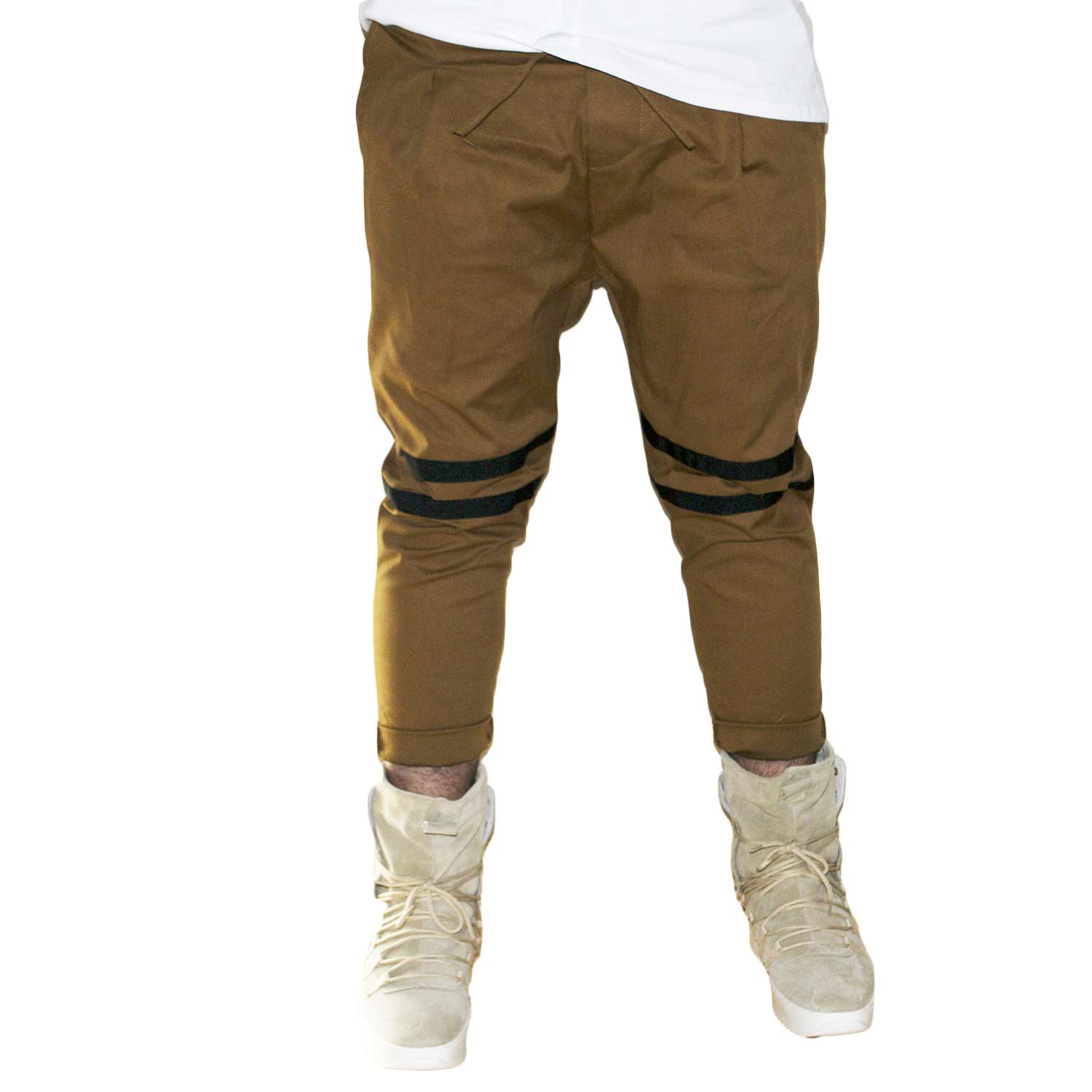 Pantaloni jogger marroni con elastico e coulisse e tasche laterali strappi sul ginocchio striscia nera moda giovane.