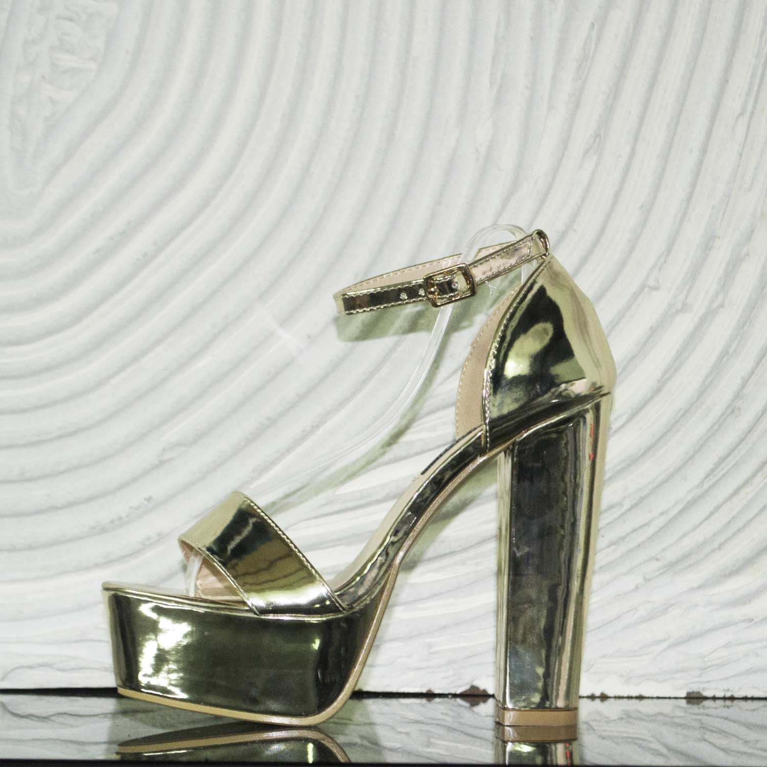 scarpe donna alte sandalo tacco oro laminato monocromo chic glamour donna  sandali tacco Malu Shoes | MaluShoes