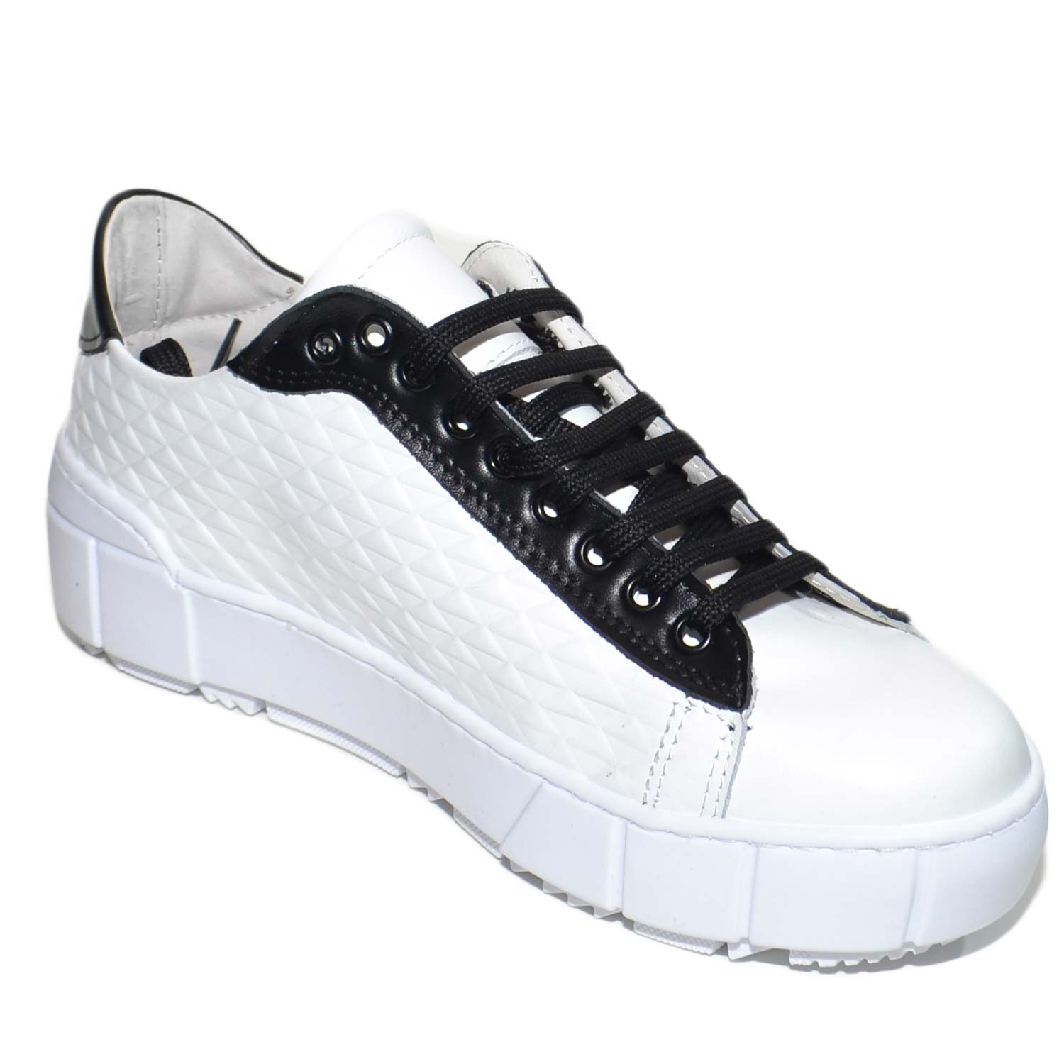 Sneakers bassa uomo moda stampa 3d su vera pelle bianchi con riporti e lacci neri fondo alto underground bianco handmade.