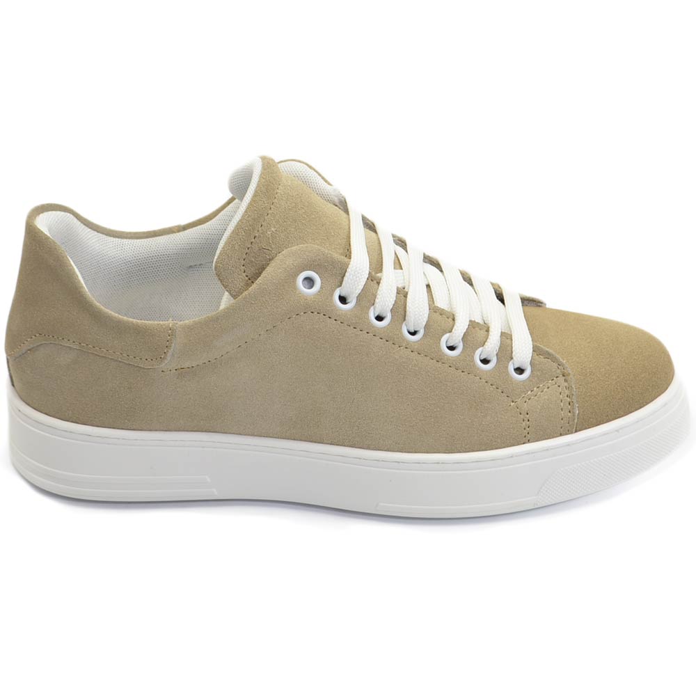 Scarpa sneakers bassa uomo basic vera pelle scamosciata beige linea basic fondo in gomma bianco moda casual