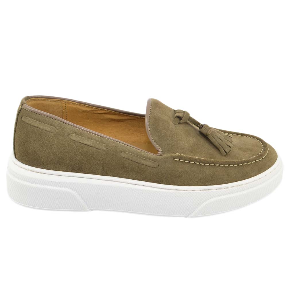 Mocassini uomo slip on classico sportivo in vera pelle beige scamosciata cuciture in punta e bon bon fondo bianco alto