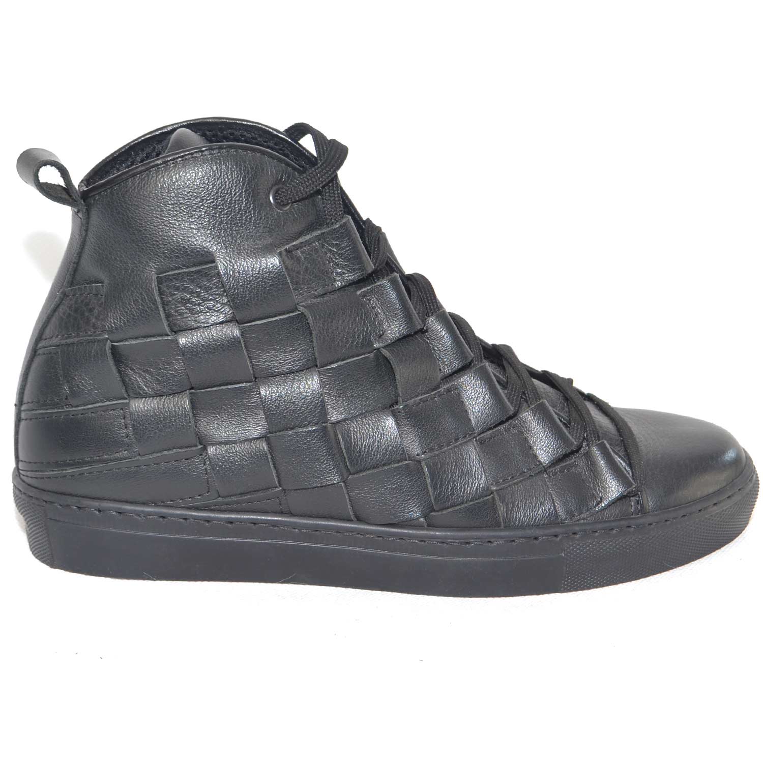 Sneakers alta uomo pelle nero moda glamour intreccio a mano fondo antiscivolo tono su tono made in italy.