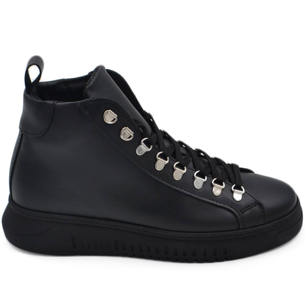Scarpa sneakers alta uopmo stivaletto nero in vera pelle nappa con ganci argento e fondy army nero alto comodo street.