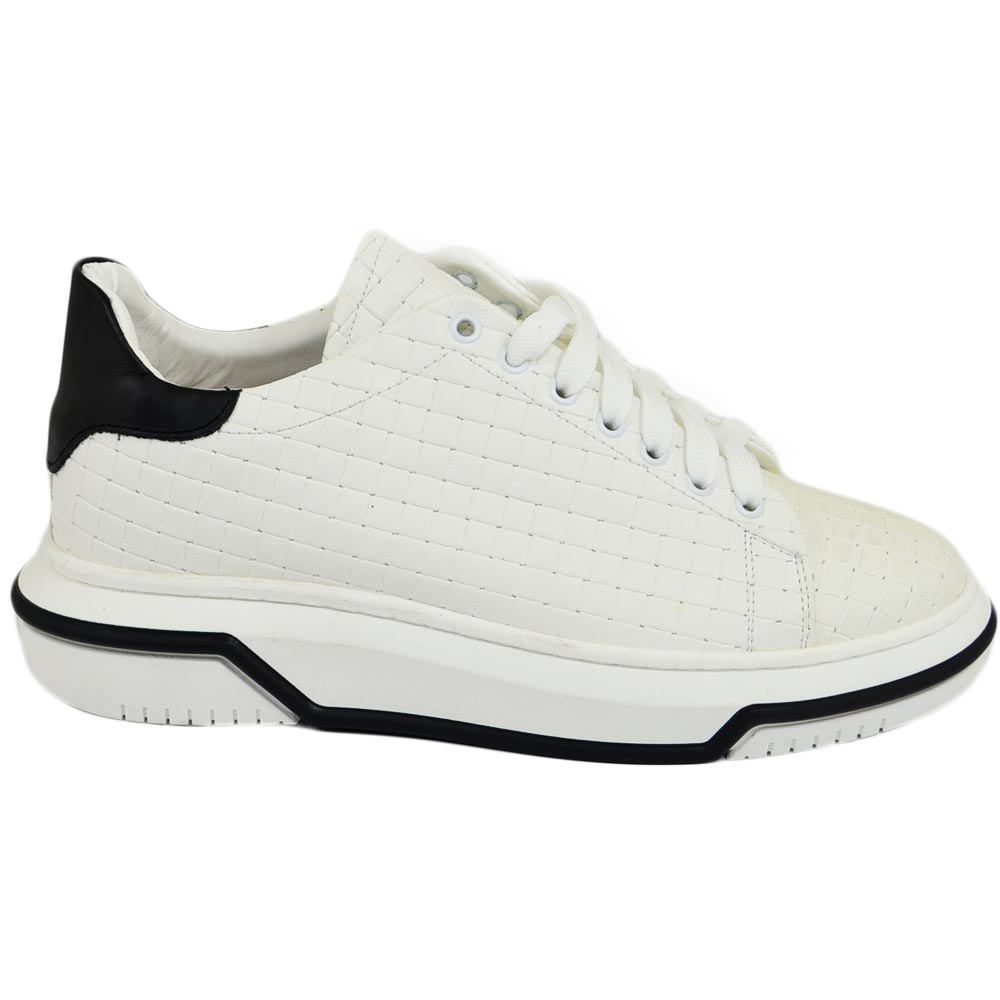 Scarpa sneakers uomo bassa in vera pelle intrecciata bianco con fortino nero gomma street bi-colore light antiscivolo