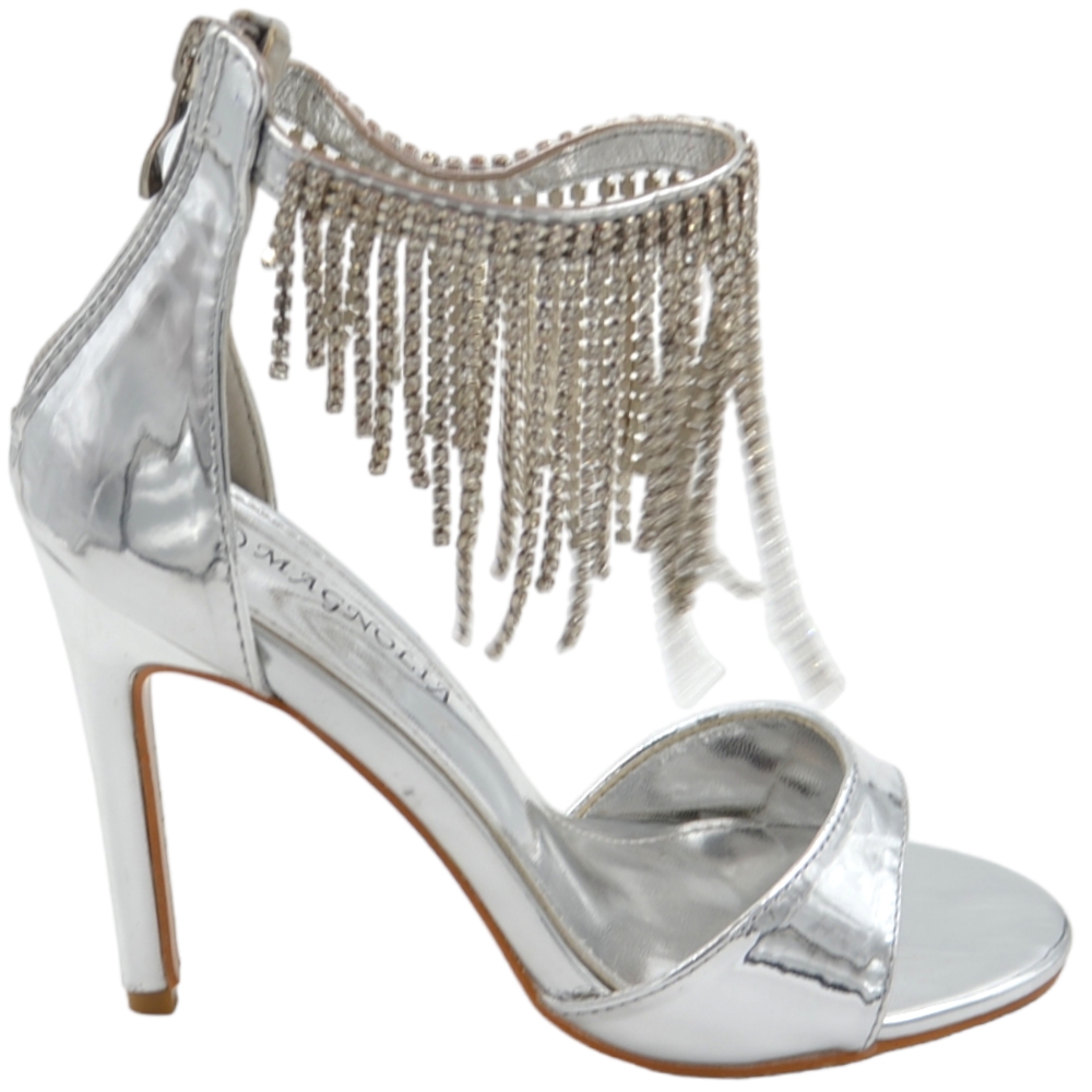 Sandalo alto donna in tessuto lucido argento con accessorio pendente di strass alla caviglia tacco a spillo 12 cm .