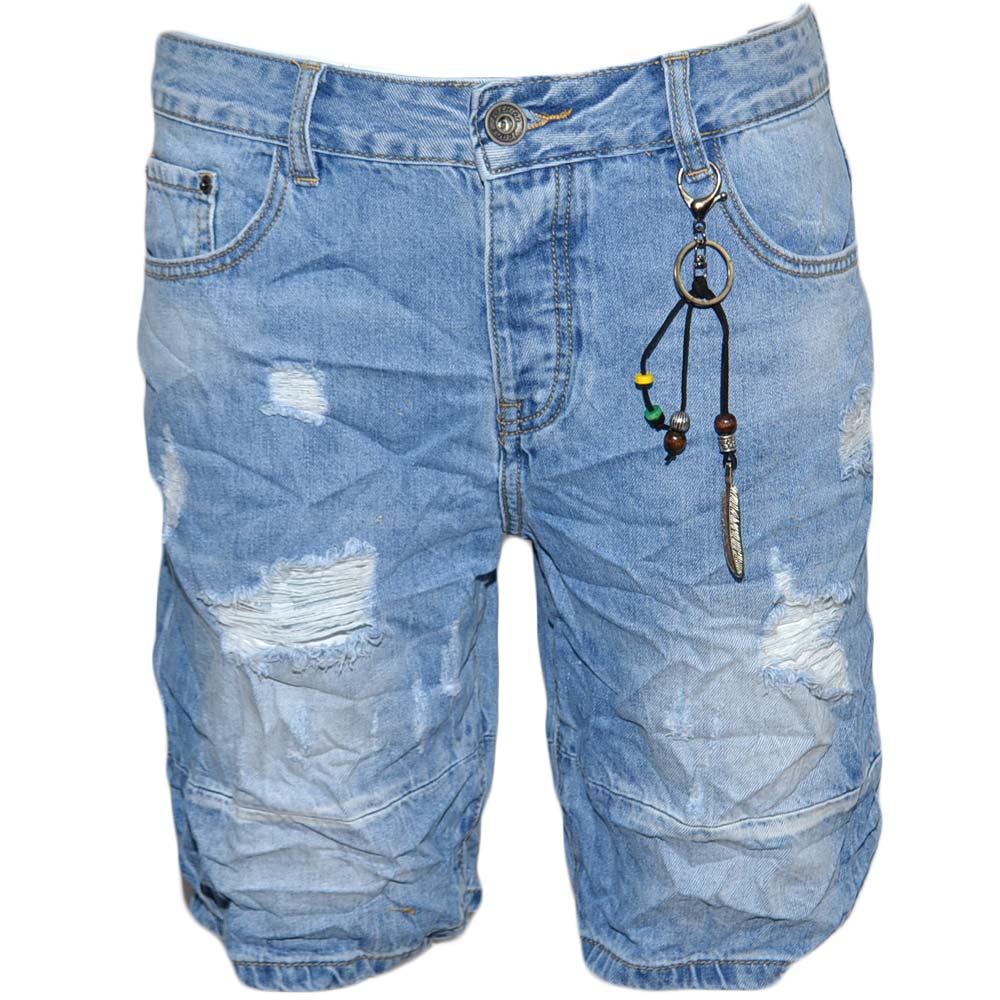 Pantoloni corti short uomo bermuda in denim jeans blu chiaro con microstrappi frontali effetto stropicciato moda.