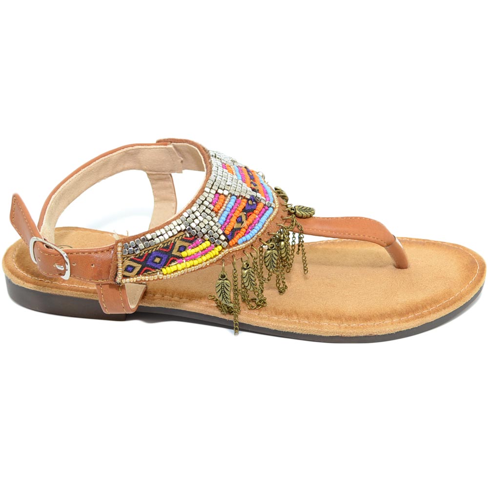 Sandalo basso ibiza cuoio basso infradito con frange, corallini e piume allacciato alla caviglia moda comfort estate.