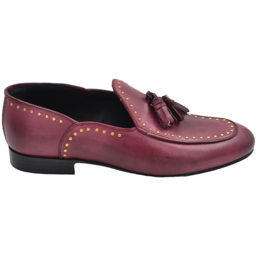 Scarpa mocassino uomo ls con nappina bon bon borchie in vera pelle matte bordeaux cucita a mano fondo cuoio antiscivolo.