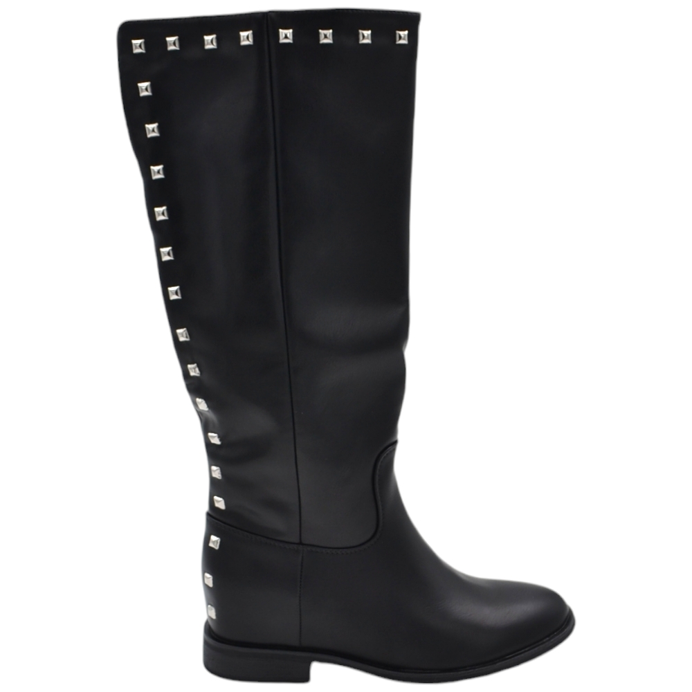 Stivali donna biker nero basic con zeppa interna 5 cm e zip laterale borchie argento dietro e sopra moda punta rotonda.