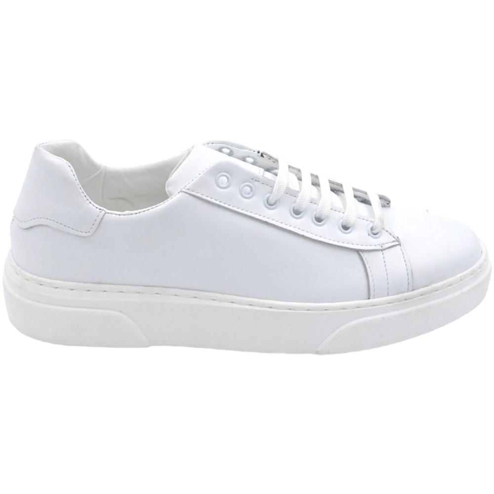 Scarpa sneakers bassa uomo basic vera pelle liscia bianca linea basic fondo in gomma bianco ultraleggero 3cm moda casual