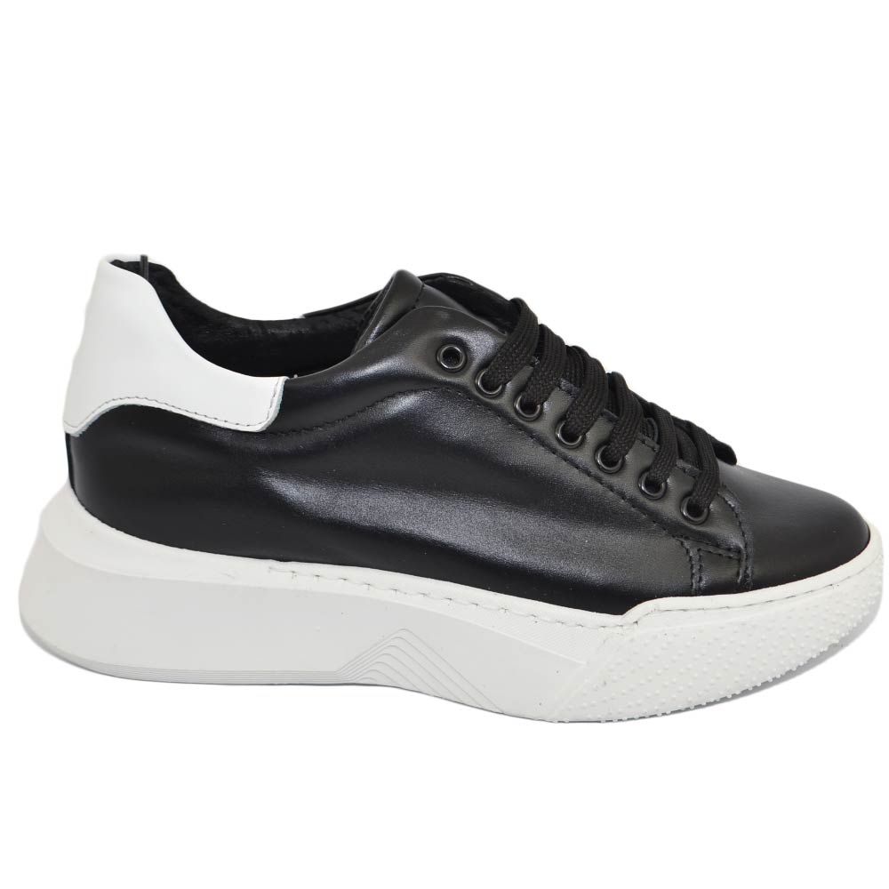 Sneakers uomo nero in vera pelle nero con riporto bianco fondo alto asimmetrico Gels moda street made in italy ragazzo.