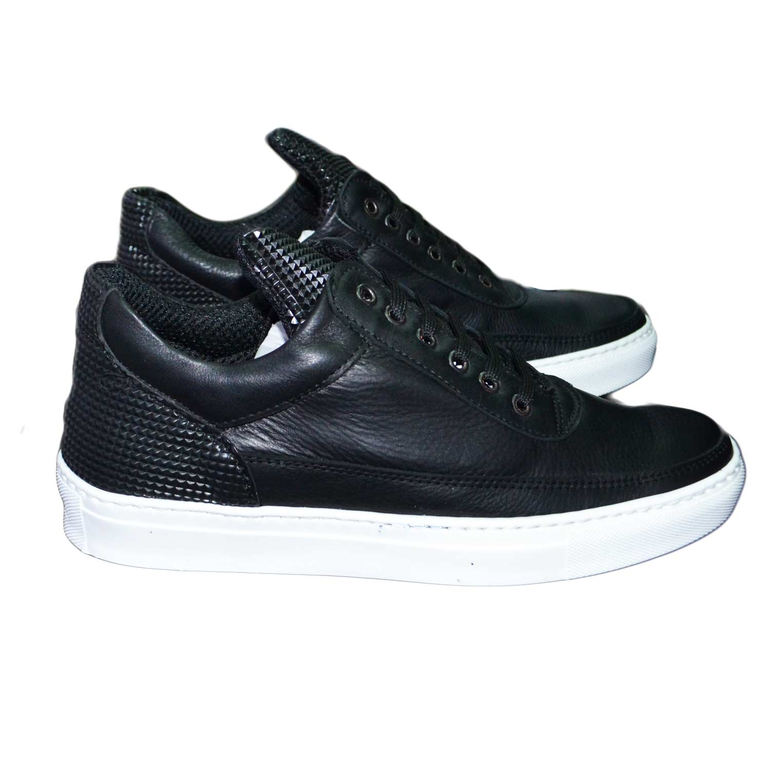 Sneakers bassa uomo scarpe calzature modello phil dettaglio piramide nero e vitello nero vera pelle.
