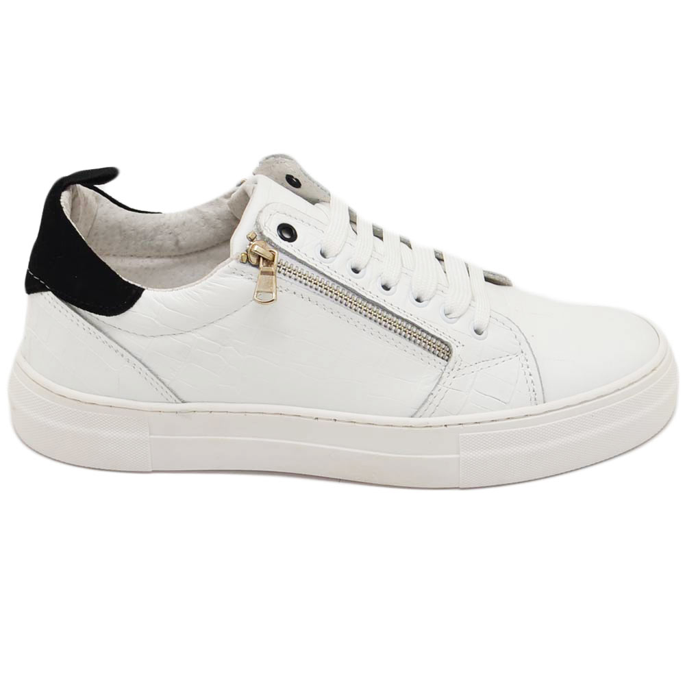 Sneakers uomo bassa bianca zip cerniera in vera pelle stampa cocco e camoscio nero fondo bianco moda giovane.