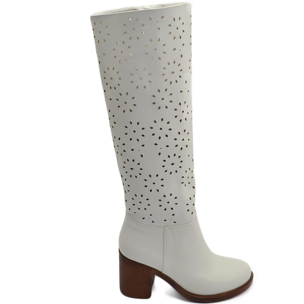 Stivali donna alto punta tonda bianco gambale traforato puntinato al ginocchio tacco largo 8 cm moda elegante.