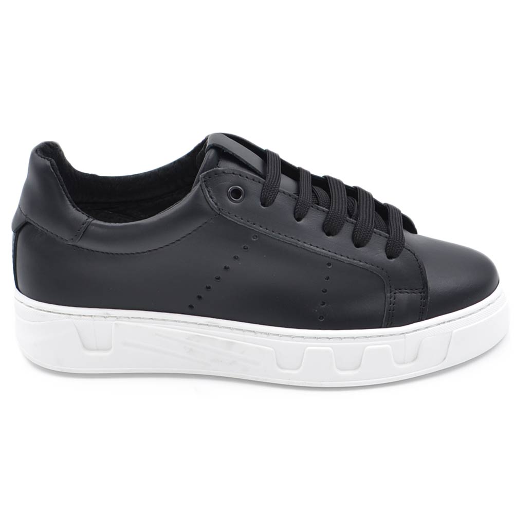 Scarpa sneakers bassa uomo basic vera pelle liscia nera linea basic fondo in gomma bianco alto PASOL casual