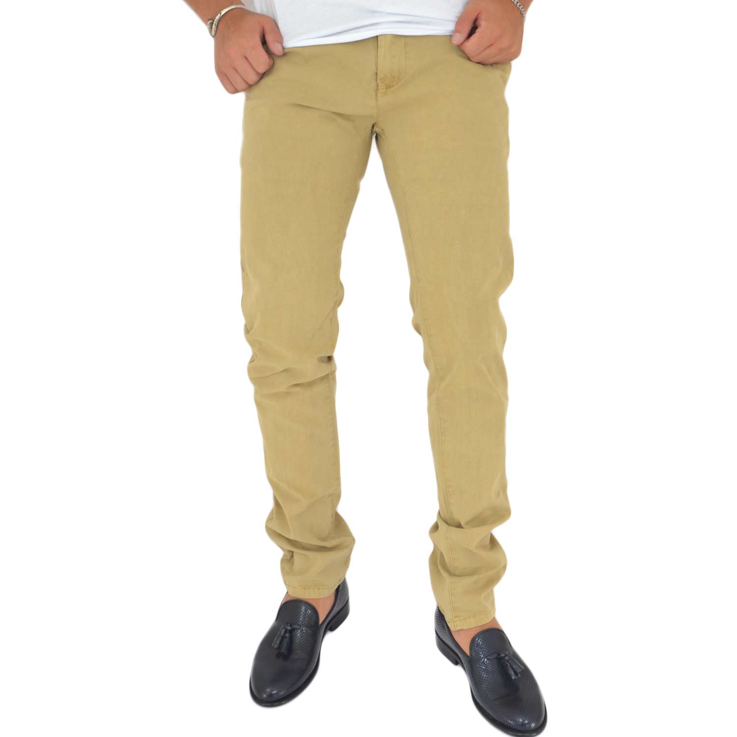 Pantaloni beige cotone, Skinny Fit con tasca americana . Chiusura con bottone e cerniera. 