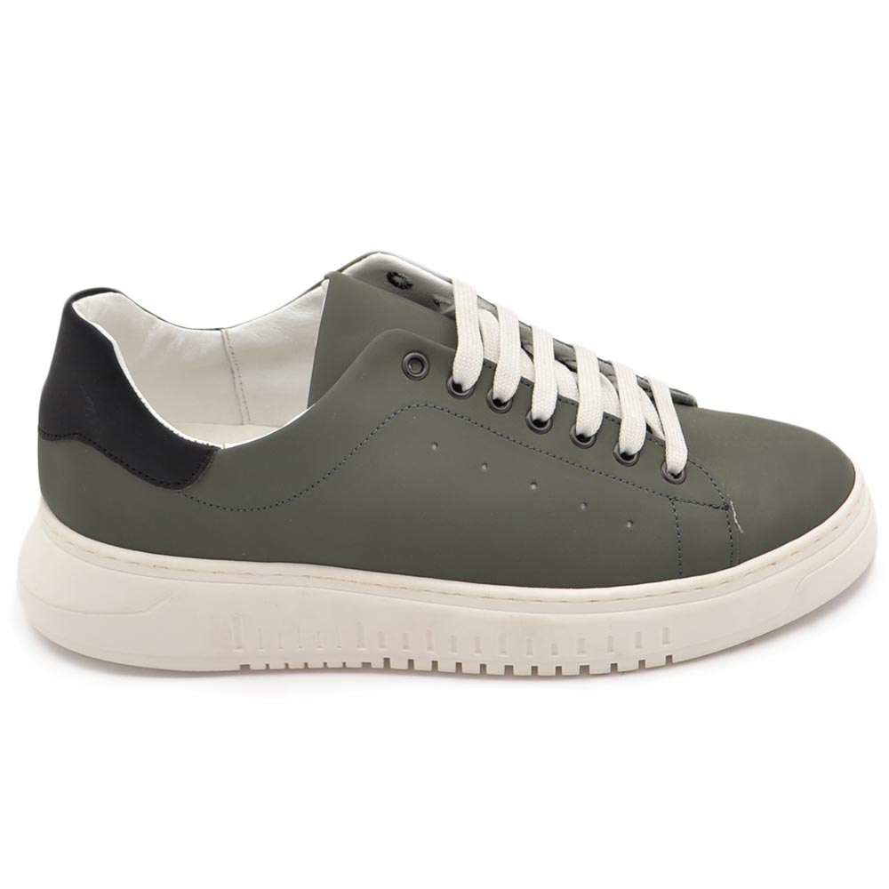 Sneakers uomo bassa vera pelle gommata verde bicolore con fondo alto bianco moda comode fatte a mano in italia