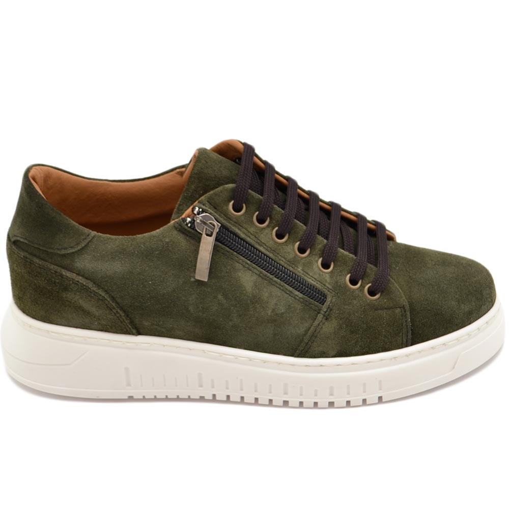 Sneakers uomo bassa vera pelle scamosciata verde con zip fondo alto gomma 4,5 bianco moda comode fatte a mano in italia.