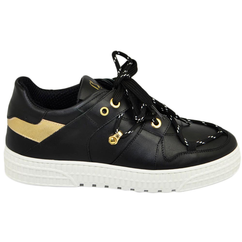 Sneakers uomo streetwear SUEDE by LS LUISANTIAGO in vera pelle nappa nero e oro doppio laccio in contrasto moda luxury.