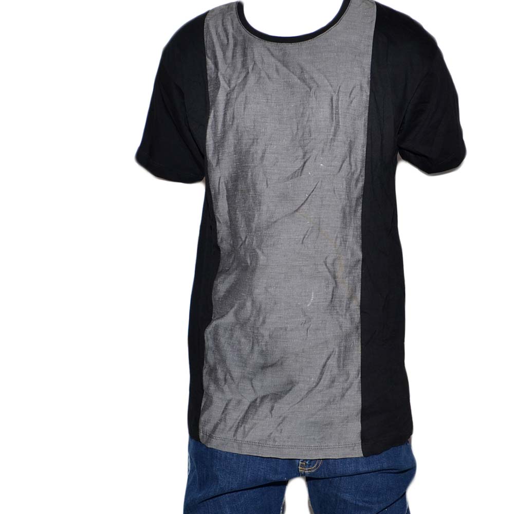 T- shirt basic uomo cotone nero modello over con inserti in tessuto grigio sul petto girocollo made in italy moda.