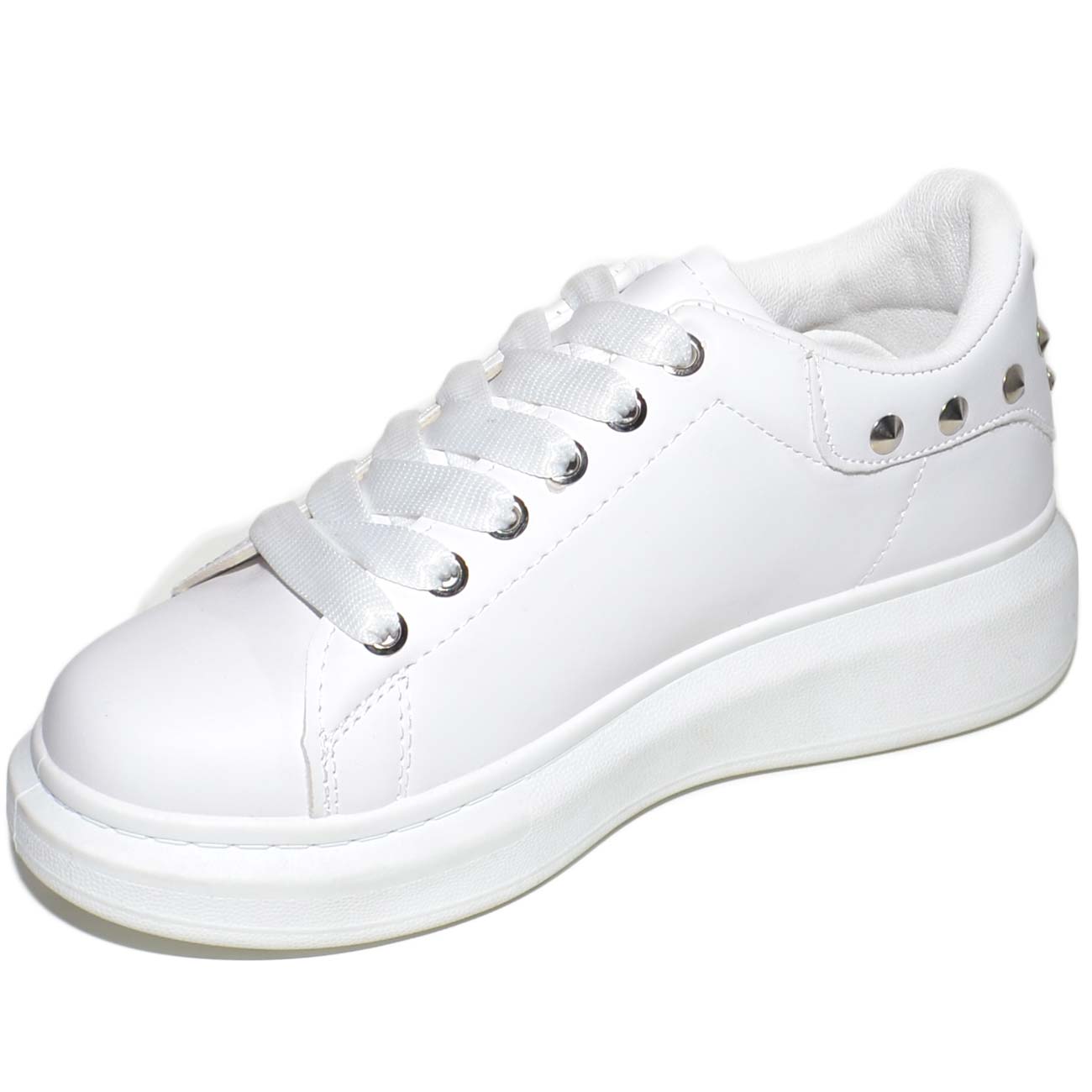 Sneakers Donna Bassa Bianca Con Borchie Argento Fondo Alto Alba ...