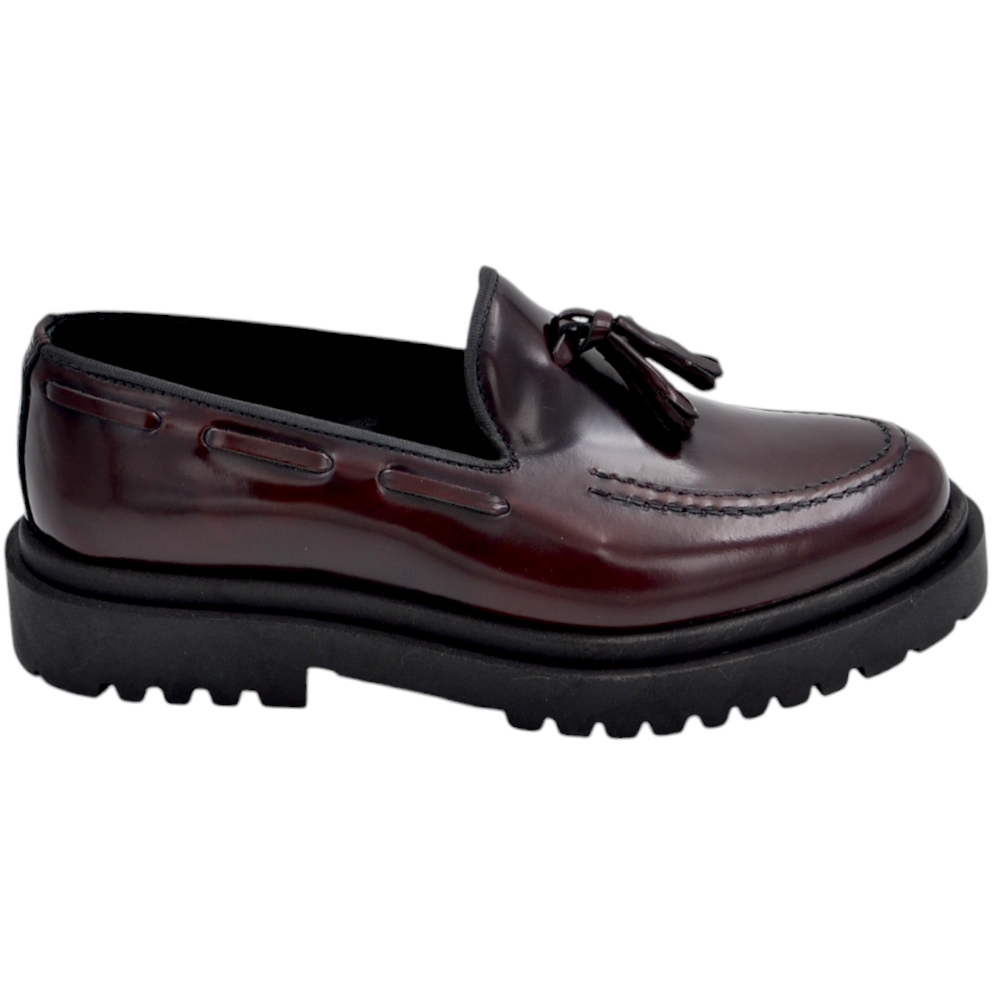 Mocassini uomo scarpa con nappina bon bon in vera pelle abrasivata bordeaux spazzolato fondo gomma alto nero 4,5 cm.