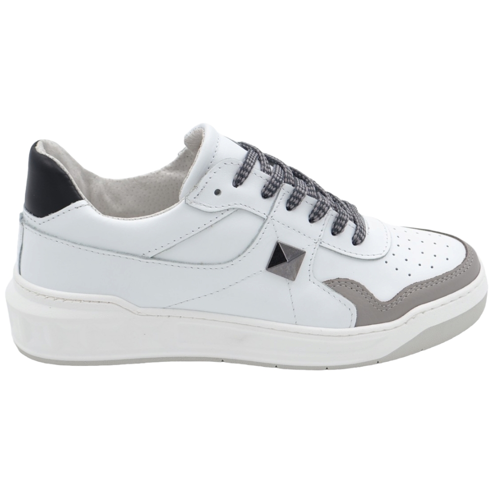 Scarpa sneakers bassa uomo  vera pelle bicolore bianco e grigio con borchia argento fondo in gomma ultraleggero 4,5 cm.