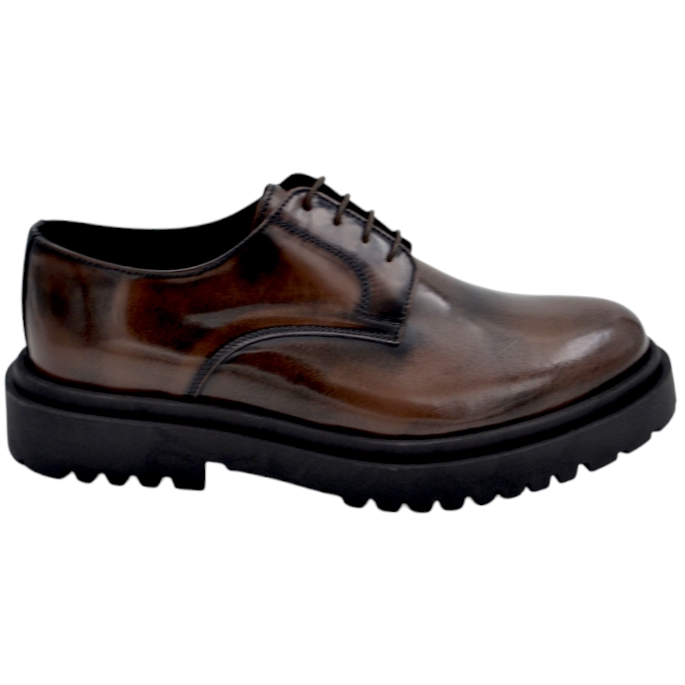 Scarpa uomo derby stringata con bendina in vera pelle abrasivata marrone spazzolato fondo gomma alto nero 4,5 cm.