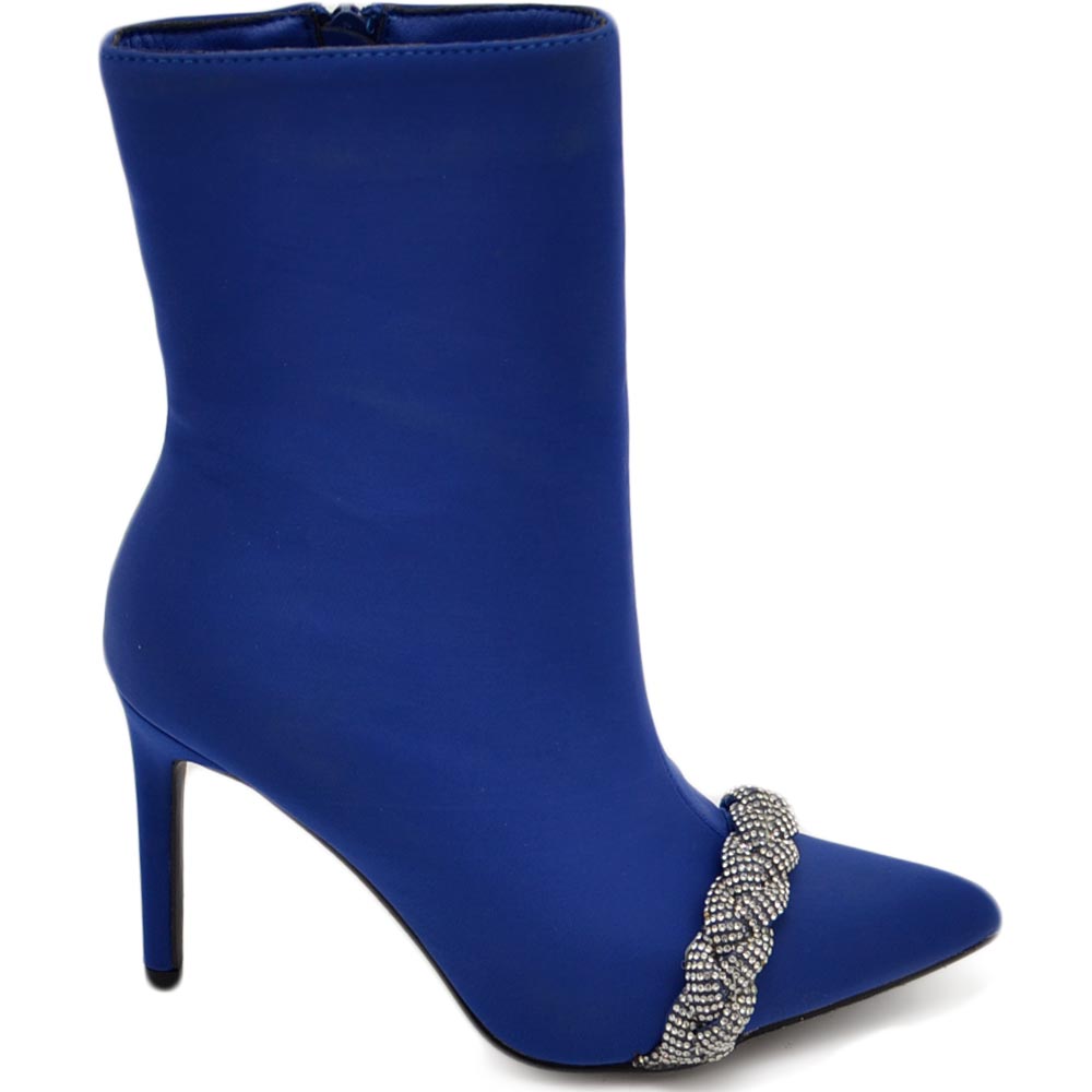 Tronchetto donna in raso blu cobalto con gioiello luminoso fascia in punta tacco a spillo 12 rigido sopra la caviglia .