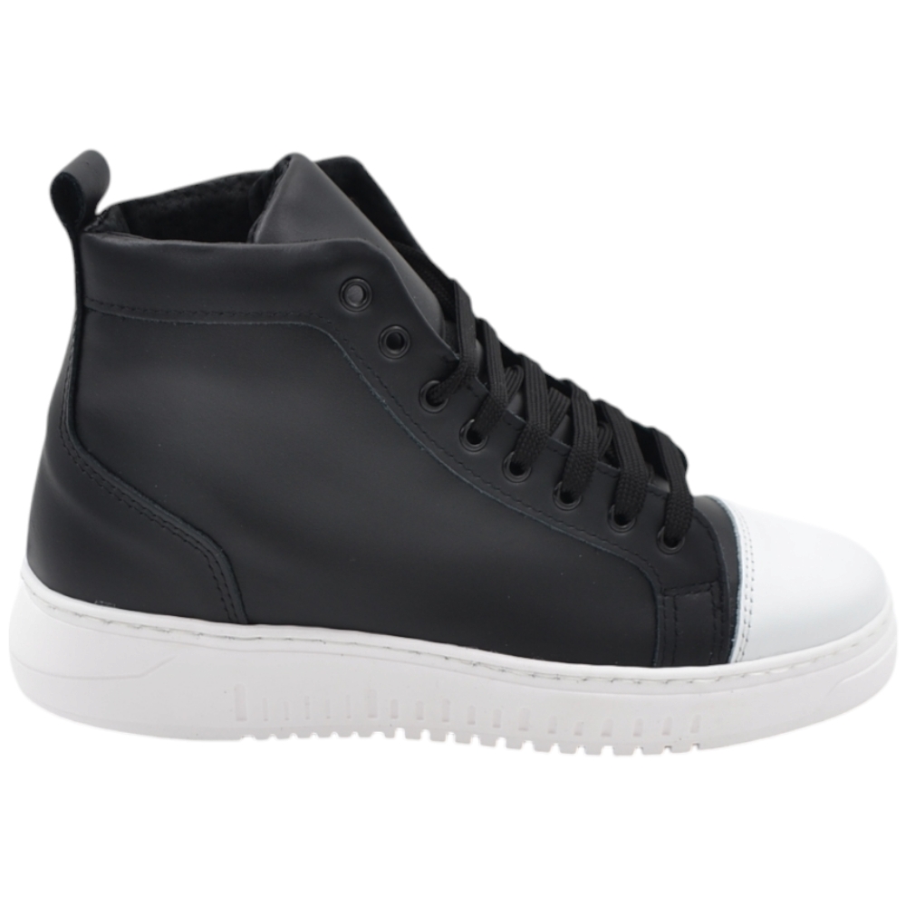 Sneakers uomo alta stivaletto in era pelle nappa nero con punta e suola gomma army bianca lacci made in italy.