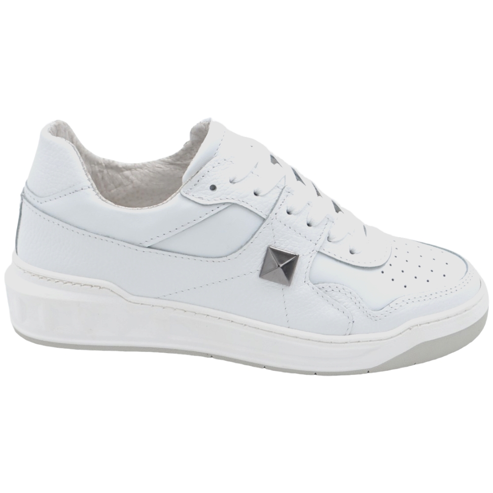 Scarpa sneakers bassa uomo basic vera pelle liscia bianca con borchia argento fondo in gomma ultraleggero 4,5 cm.