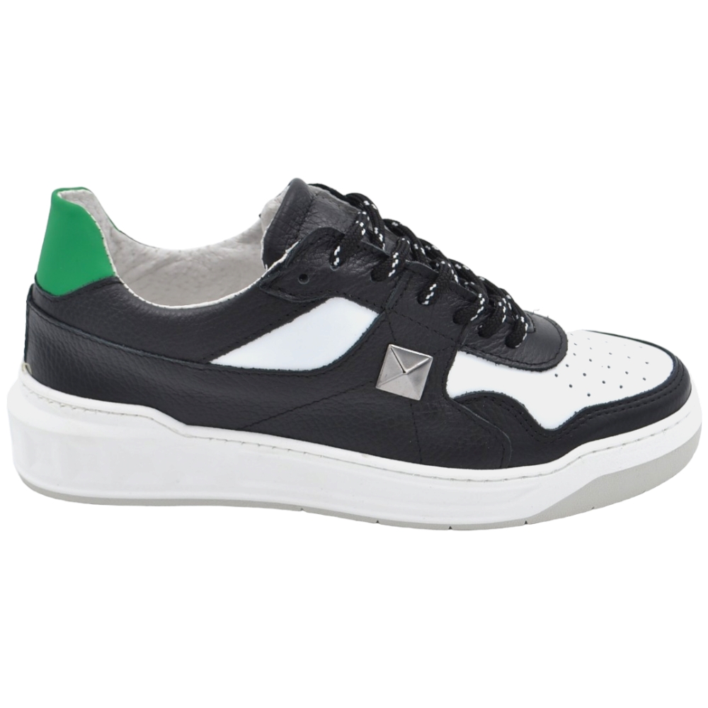 Scarpa sneakers bassa uomo vera pelle liscia tricolore bianca nera verde borchia argento fondo gomma ultraleggero 4,5 cm.