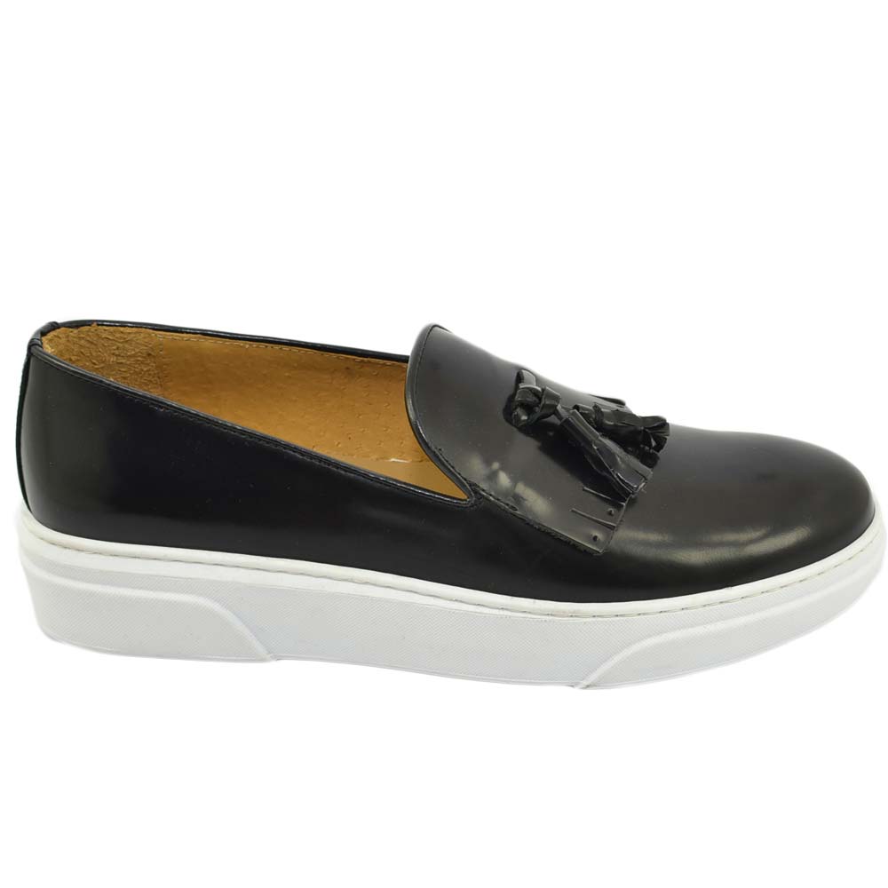 Mocassini uomo slip on classico sportivo in vera pelle abrasivata nera con frange e bon bon fondo bianco alto