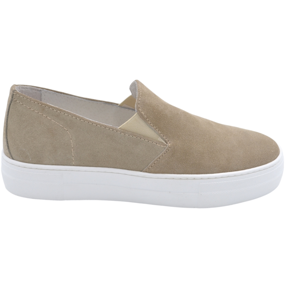 Scarpe mocassino uomo slip on in vera pelle scamosciata beige con suola in gomma tono su tono 4 cm elastico laterale.