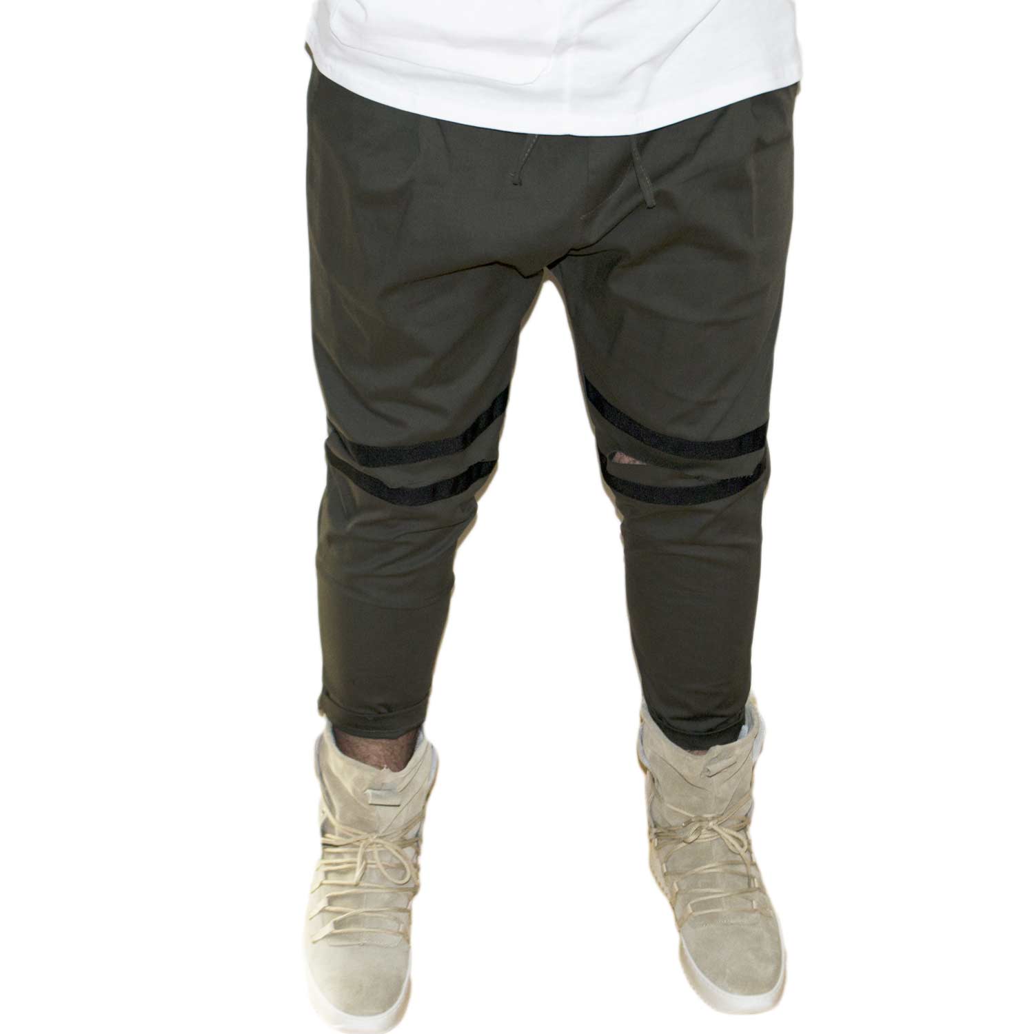 Pantaloni jogger verdi uomo con elastico e coulisse e tasche laterali strappi sul ginocchio striscia nera moda giovane.
