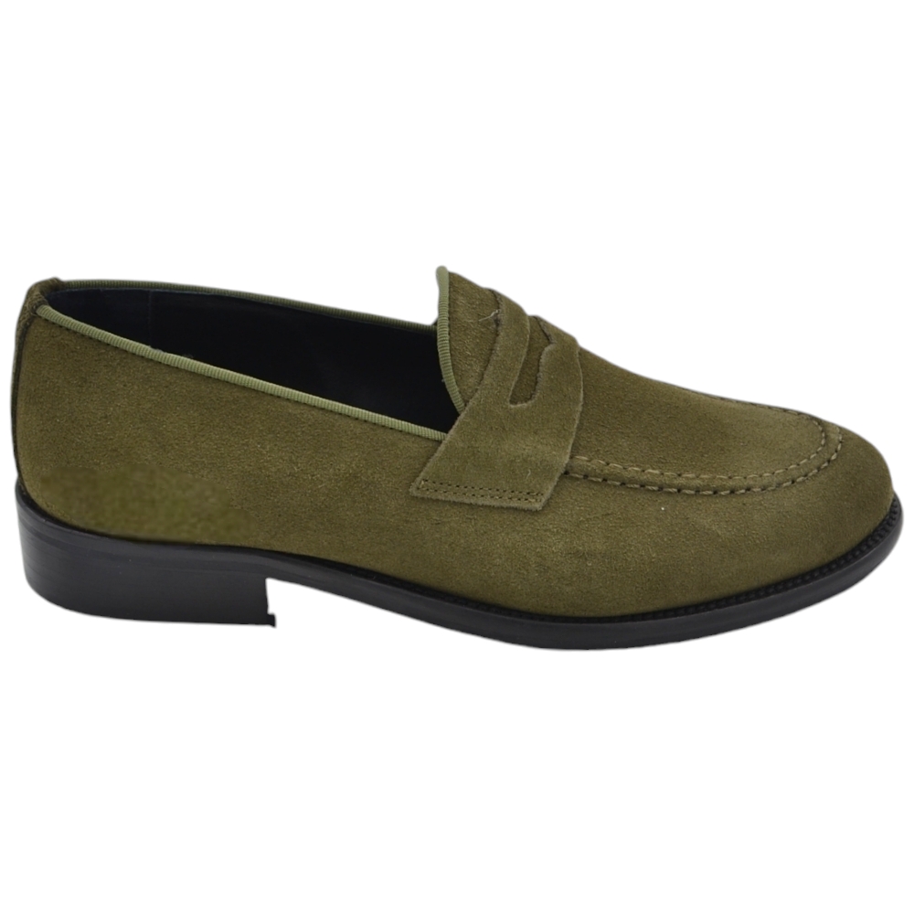 Mocassino uomo in vera pelle scamosciato verde con bendina fatte a mano con cuciture college in rilievo made in italy.