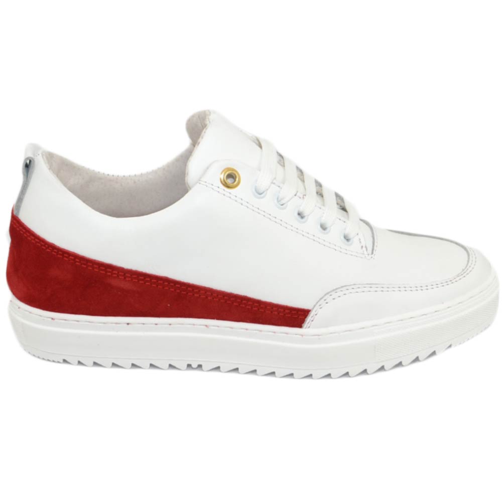 Scarpe sneakers bassa uomo vera pelle bianco con occhiello oro liscia basic fondo zigrinato fascia rosso made in italy.