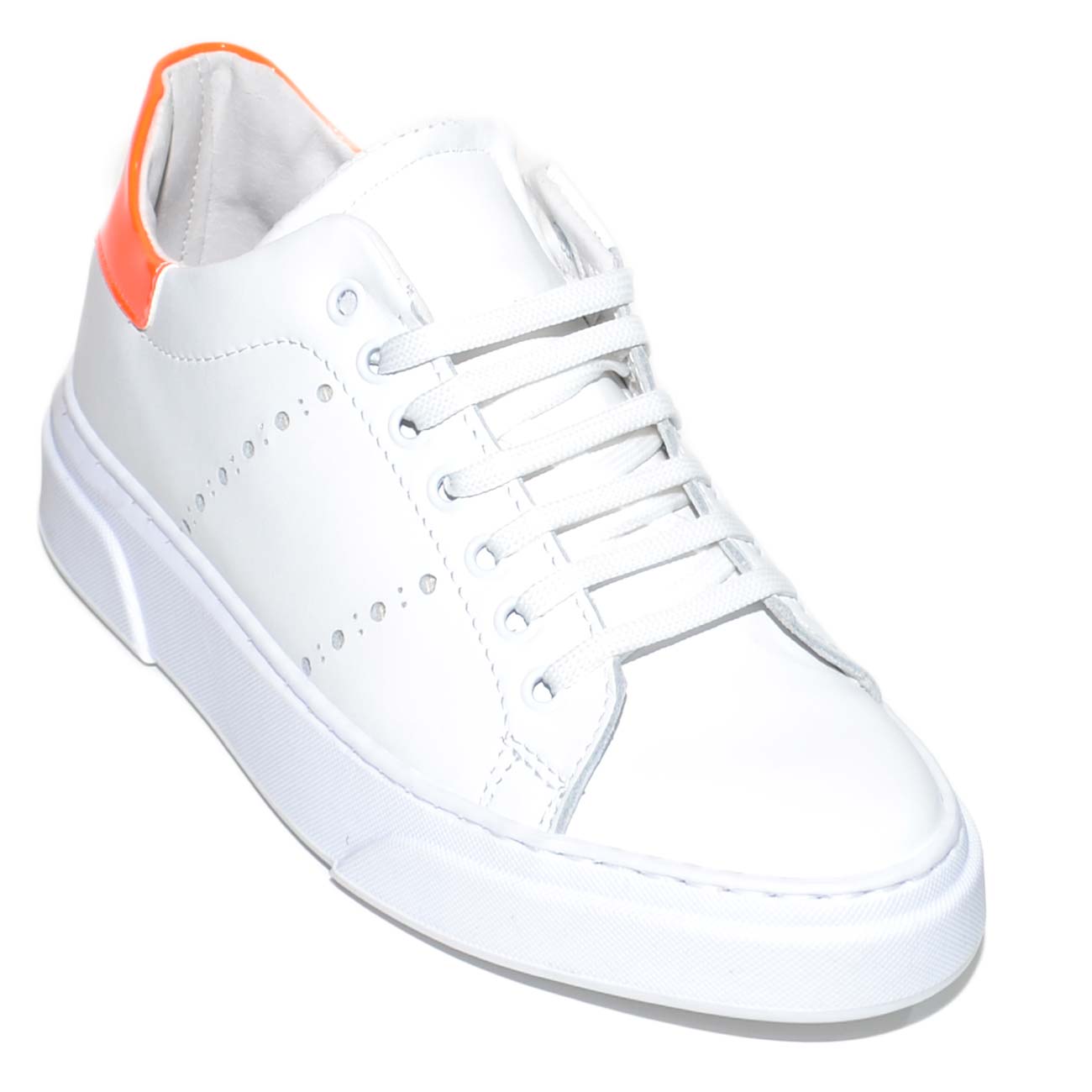 Sneakers bassa uomo bianca in vera pelle basic con fori buchi laterali e riporto arancio fluo gomma under bianca moda