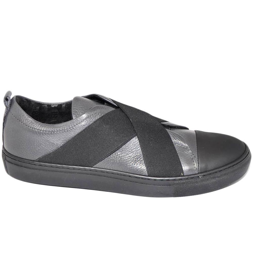 Sneakers bassa grigia con elastico nero vera pelle made in italy .