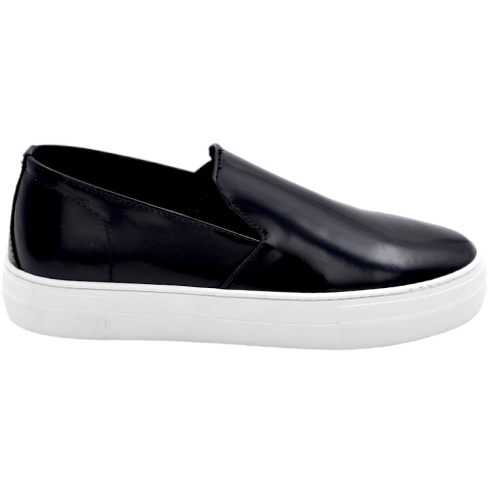 Scarpe mocassino uomo slip on in vera pelle abrasivata nera con suola in gomma tono su tono 4 cm elastico laterale.