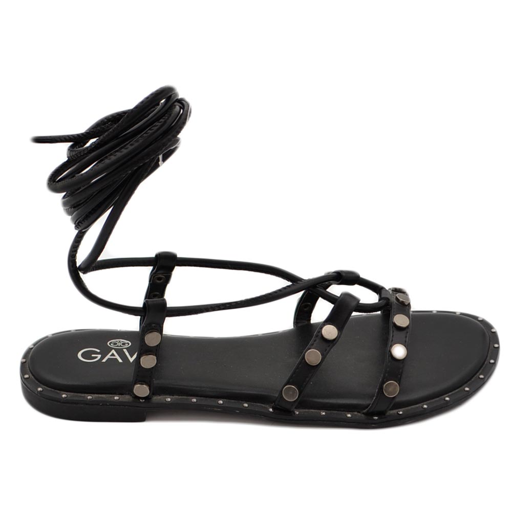 Sandalo basso Positano nero alla schiava con fascette sottili borchie argento allacciate moda estate.